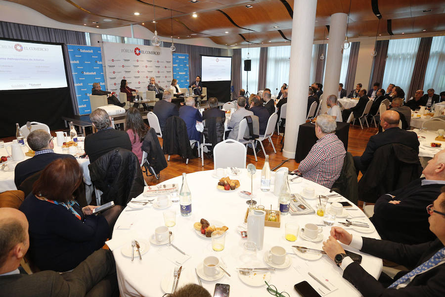 El Hotel Abba Playa de Gijón acogió el evento en el que cuatro expertos analizarone el futuro del área metropolitana de Asturias. La mesa redonda fue moderada por el director del periódico, Marcelino Gutiérrez. El profesor Fermín Rodríguez, el ingeniero Jorge Rodríguez y las economistas Eva Rodríguez y María Calvo fueron los especialistas que participaron en la jornada. 