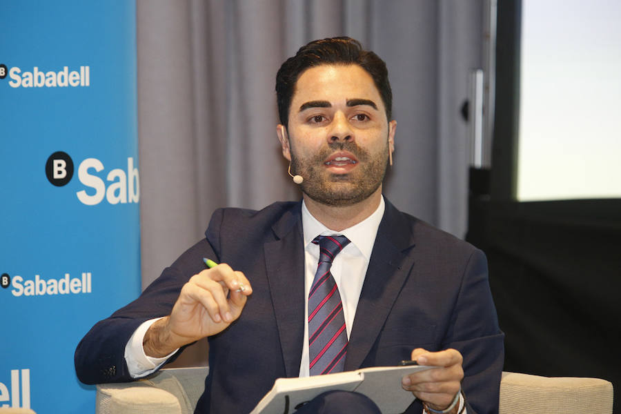 El Hotel Abba Playa de Gijón acogió el evento en el que cuatro expertos analizarone el futuro del área metropolitana de Asturias. La mesa redonda fue moderada por el director del periódico, Marcelino Gutiérrez. El profesor Fermín Rodríguez, el ingeniero Jorge Rodríguez y las economistas Eva Rodríguez y María Calvo fueron los especialistas que participaron en la jornada. 