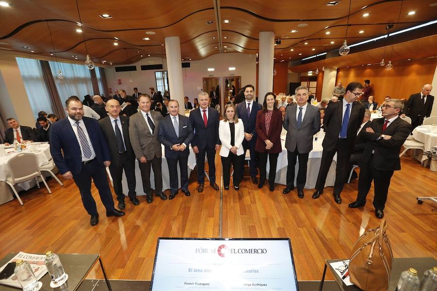 El Hotel Abba Playa de Gijón acogió el evento en el que cuatro expertos analizarone el futuro del área metropolitana de Asturias. La mesa redonda fue moderada por el director del periódico, Marcelino Gutiérrez. El profesor Fermín Rodríguez, el ingeniero Jorge Rodríguez y las economistas Eva Rodríguez y María Calvo fueron los especialistas que participaron en la jornada. 