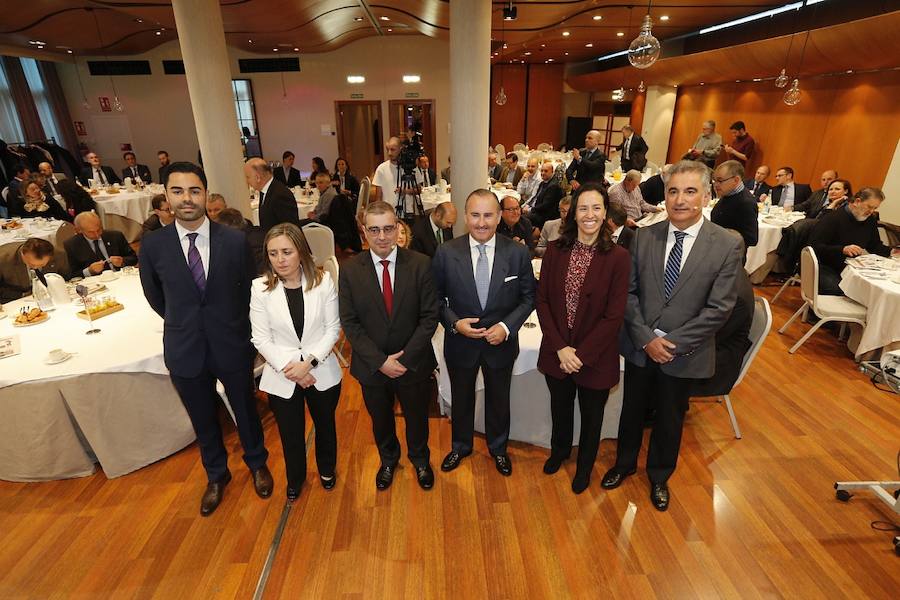 El Hotel Abba Playa de Gijón acogió el evento en el que cuatro expertos analizarone el futuro del área metropolitana de Asturias. La mesa redonda fue moderada por el director del periódico, Marcelino Gutiérrez. El profesor Fermín Rodríguez, el ingeniero Jorge Rodríguez y las economistas Eva Rodríguez y María Calvo fueron los especialistas que participaron en la jornada. 