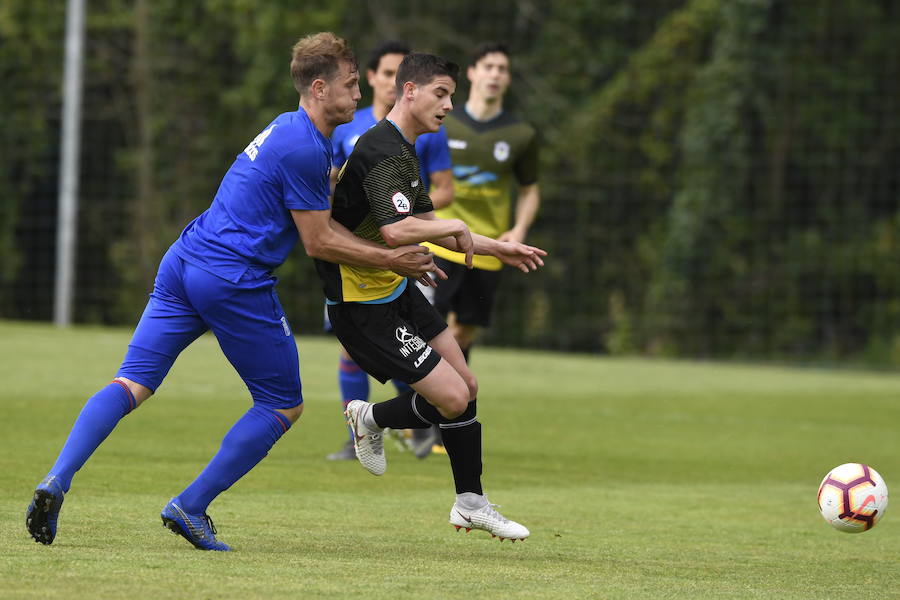 Entrenamiento distinto para el  Real Oviedo. La plantilla se ha preparado con un partido frente al Langreo. Ha ganado el club azul 1 - 0.