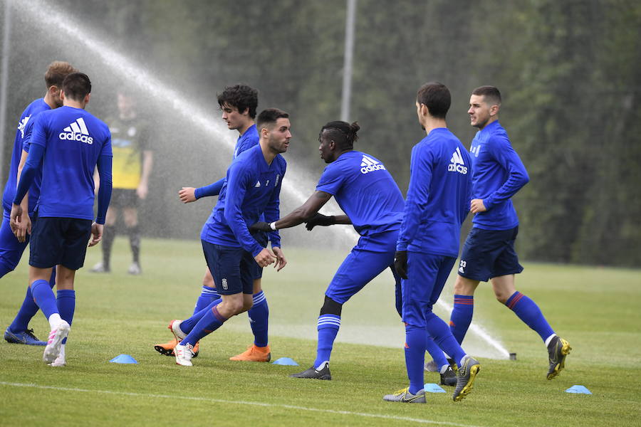 Entrenamiento distinto para el  Real Oviedo. La plantilla se ha preparado con un partido frente al Langreo. Ha ganado el club azul 1 - 0.