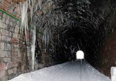 El túnel de Pajares (El Muro). La Guardia de la Noche atraviesa el Muro para llegar al territorio salvaje que, en un primer momento, aparenta ser únicamente un bosque nevado. ¿Existe una mejor ubicación que el Túnel de Pajares en Asturias? 