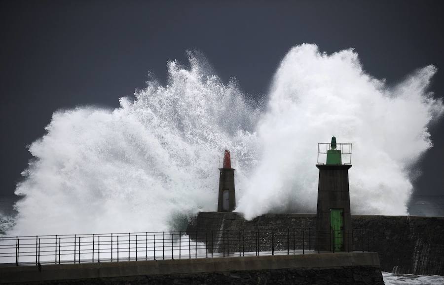 Viavélez (Islas del Hierro). Cierto, Viavélez no es una isla pero con su mar agitada, su faro y su puerto bien podría simulara la escena donde muere Balon Greyjoy en el capítulo 6x02 de Juego de Tronos. Es uno de los enigmas de la serie porque si bien dicen que su fallecimiento se produjo tras caer cruzando un puente, otras teorías apuntan a un sicario pagado por Euron. 