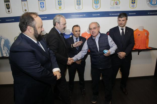 Menéndez Vallina, Manuel Paredes, Fernando Corral y César Martín, tras entregar la insignia al expresidente Manuel Lafuente. 