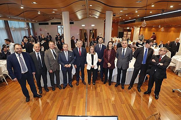 Los presidentes camerales Carlos Paniceres (Oviedo), Luis Noguera (Avilés) y Félix Baragaño (Gijón); el director del SabadellHerrero, Pablo Junceda; el presidente de Fade, Belarmino Feito; su vicepresidenta, María Calvo; Jorge Rodríguez, director de proyectos de Vectio, la consejera delegada de Masymas Eva Rodríguez, el profesor de la Universidad de Oviedo Fermín Rodríguez, el director general de EL COMERCIO, Goyo Ezama, y el director de EL COMERCIO, Marcelino Gutiérrez. 