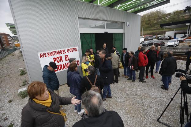 La plataforma en defensa del soterramiento protagoniza un encierro en la nueva estación de La Felguera tras un nuevo retraso. 