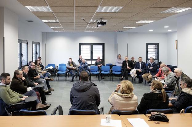 Reunión de la plataforma en defensa del plan de vías celebrada en la sede vecinal de Moreda. 