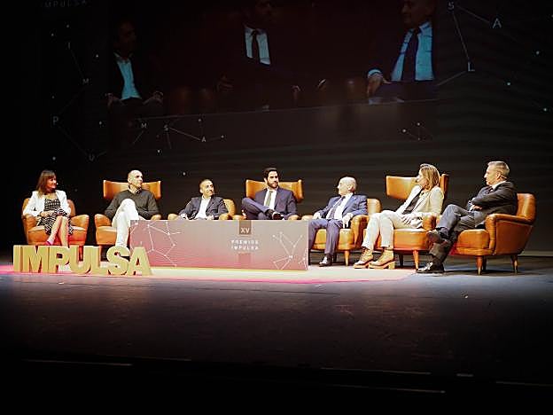 Mariel Díaz (Triditive), Jorge Villarrica (SVMAC), Óscar Cosido (Virtual Intelligence), Rubén Hidalgo, José Blásquiz (Atox), Carmen Fernández (Terrain Technologies) y Ramón Coalla (Coalla), en el debate posterior a la entrega de premios de Impulsa. 