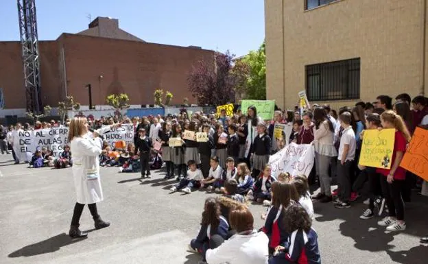 Concentración en el colegio en el año 2017 contra el cierre de aulas en el centro.