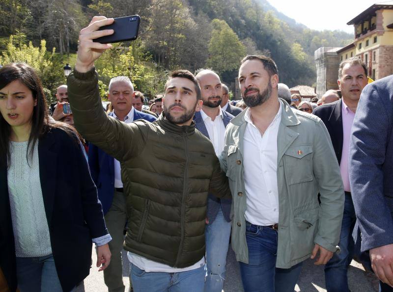 El candidato de Vox a la presidencia del Gobierno, Santiago Abascal, ha elegido visitar Covadonga en su primer día de campaña. En ese enclave, Abascal, rodeado de numerosos simpatizantes, ha acudido a la Santa Cueva de Covadonga, donde se encuentra, la 'Santina', Nuestra Señora de Covadonga, lugar en el que ha hecho una ofrenda y ha pedido por España.