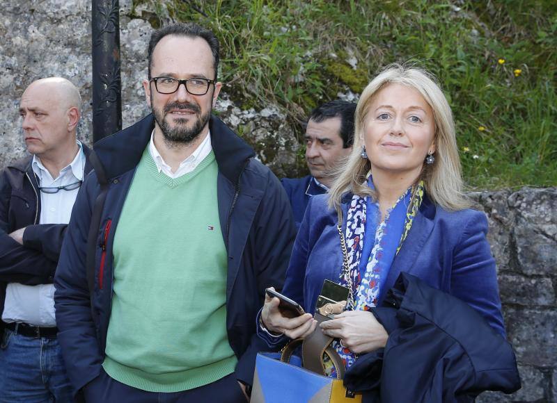 El candidato de Vox a la presidencia del Gobierno, Santiago Abascal, ha elegido visitar Covadonga en su primer día de campaña. En ese enclave, Abascal, rodeado de numerosos simpatizantes, ha acudido a la Santa Cueva de Covadonga, donde se encuentra, la 'Santina', Nuestra Señora de Covadonga, lugar en el que ha hecho una ofrenda y ha pedido por España.