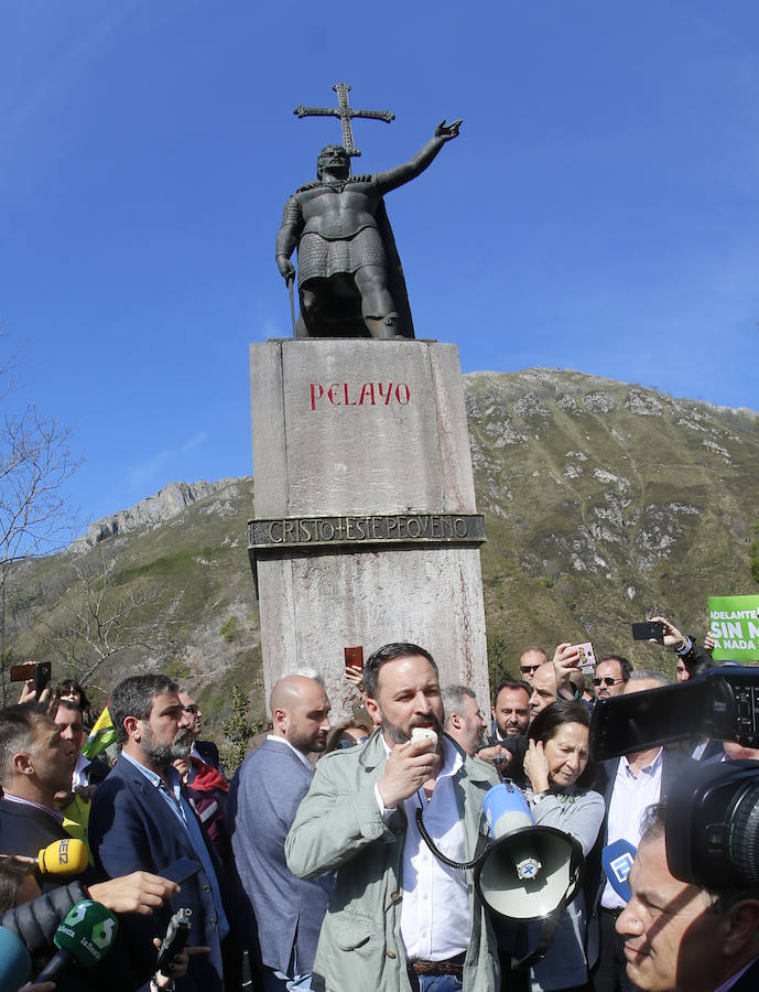 El candidato de Vox a la presidencia del Gobierno, Santiago Abascal, ha elegido visitar Covadonga en su primer día de campaña. En ese enclave, Abascal, rodeado de numerosos simpatizantes, ha acudido a la Santa Cueva de Covadonga, donde se encuentra, la 'Santina', Nuestra Señora de Covadonga, lugar en el que ha hecho una ofrenda y ha pedido por España.