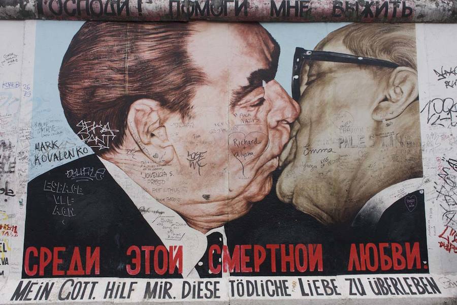 El beso entre los líderes comunistas Erich Honecker, de Alemania Oriental, y Leónidas Breznev, de la Unión Soviética, durante el 30 Aniversario de la República Democrática Alemana en Junio de 1979 ha quedado inmortalizado en fotografía y también en el Muro de Berlín gracias a la obra del autor Dmitri Vrubel.