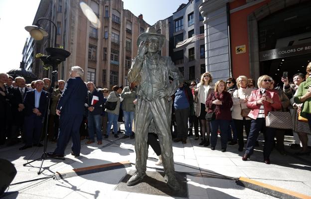 La estatua del 'Rey del Glam', 335 kilos de bronce a la altura del número 20 de la calle Armando Palacio Valdés. 
