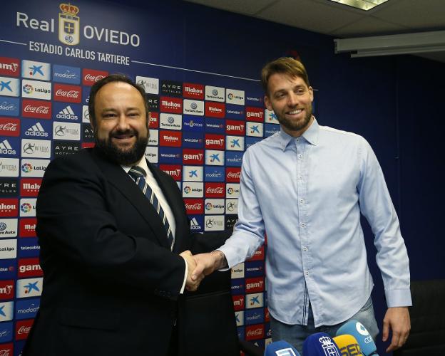 Michu estrecha la mano al presidente del Real Oviedo, Jorge Menéndez Vallina, durante su presentación oficial como secretario técnico azul. 