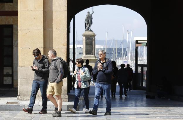 Varios turistas, ayer, acceden a la plaza Mayor de Gijón. 