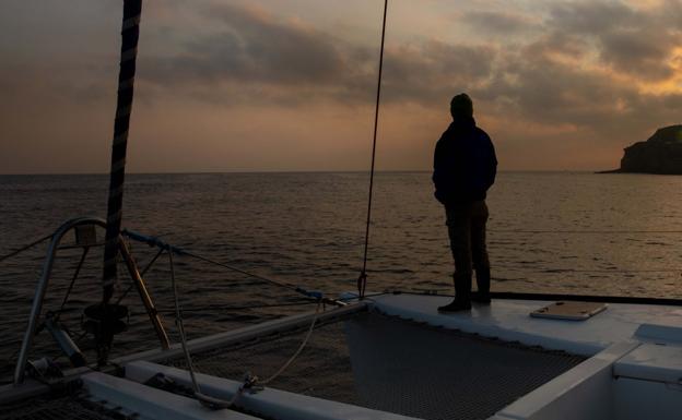 Amanece mientras el catamarán de Alfredo Flórez deja atrás el puerto deportivo de Gijón para dirigirse mar adentro en busca de fauna marina.