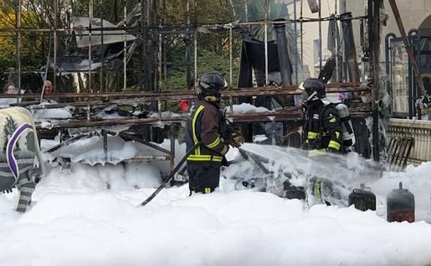 Los bomberos, trabajando en la extinción del fuego. 