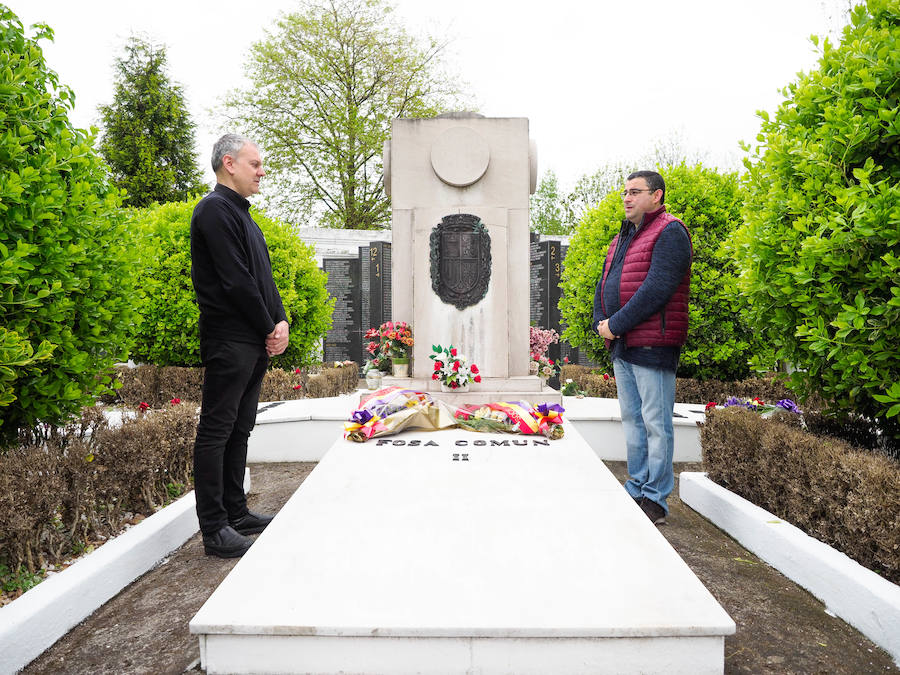 Al acto, que se ha llevado a cabo con motivo del Día de la República, han acudido representantes locales del PSOE e IU