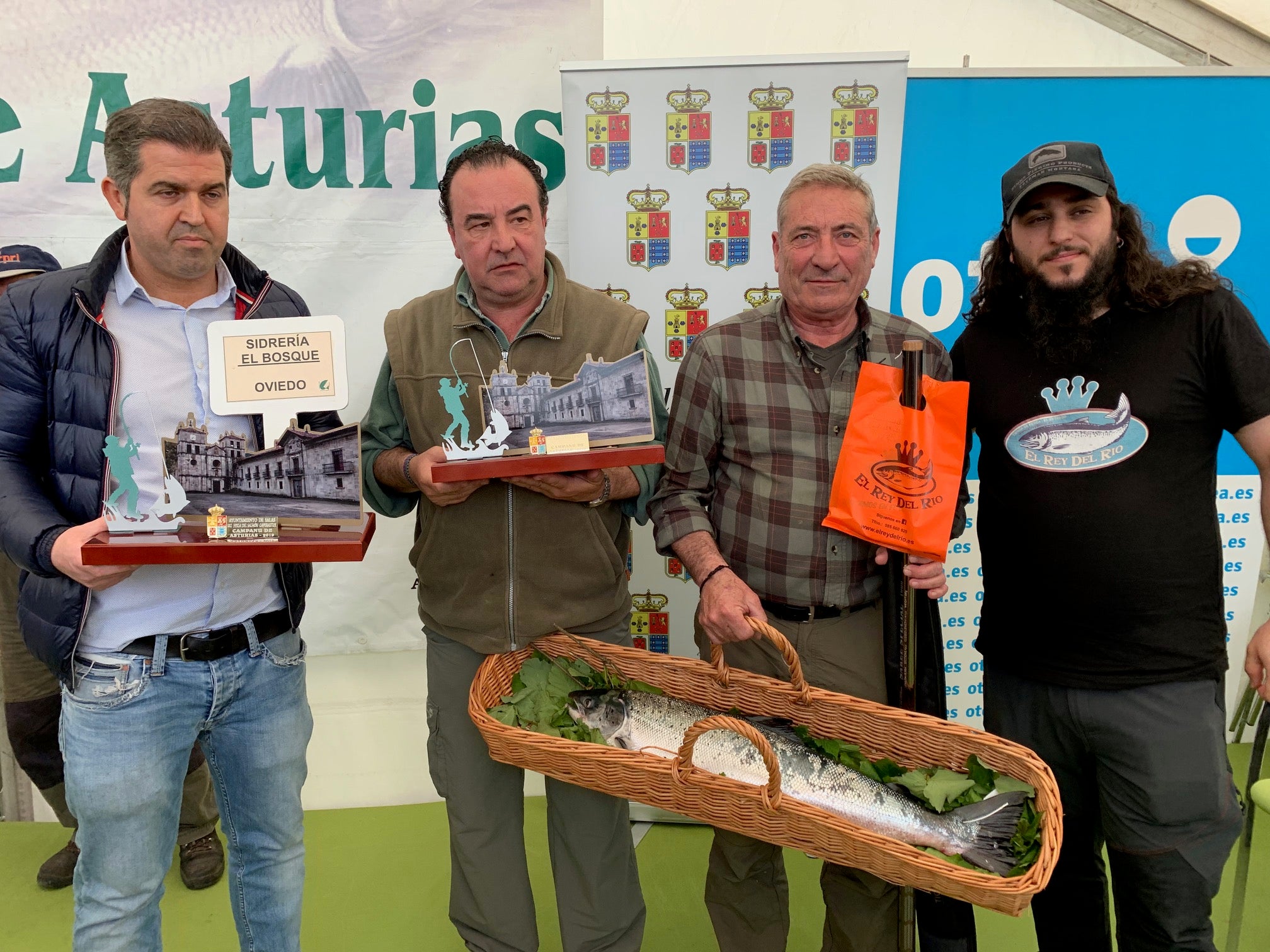 El afortunado pescador que lo echó a tierra, a cebo natural, fue el ovetense Fernando López Castro