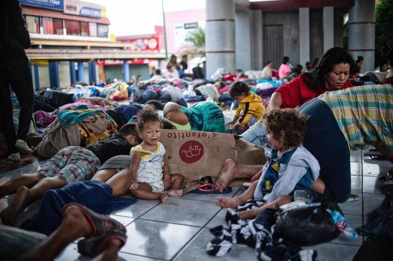 Los migrantes centroamericanos que se dirigen a Estados Unidos caminan en caravana a lo largo de la carretera entre Metapa y Tapachula en México