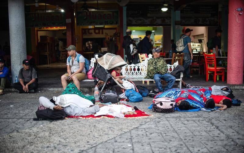 Los migrantes centroamericanos que se dirigen a los Estados Unidos caminan en caravana a lo largo de la carretera entre Metapa y Tapachula en México