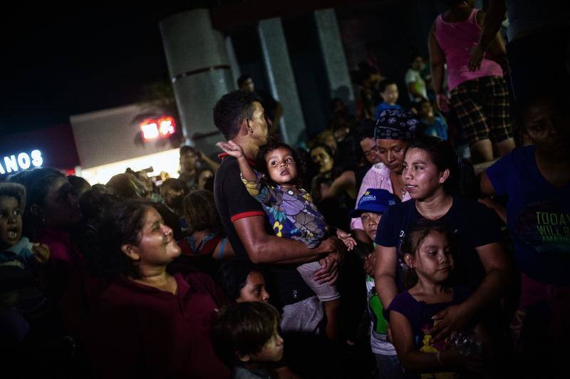 Los migrantes centroamericanos que se dirigen a los Estados Unidos caminan en caravana a lo largo de la carretera entre Metapa y Tapachula en México