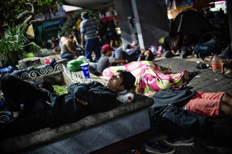 Los migrantes centroamericanos que se dirigen a los Estados Unidos caminan en caravana a lo largo de la carretera entre Metapa y Tapachula en México