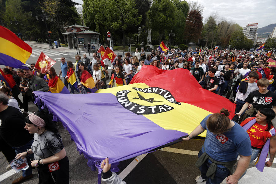 El acto, convocado por la Plataforma Asturias por la República se ha celebrado este domingo el centro la capital asturiana. Los participantes han reclamado el fin del sistema monárquico y una tercera república en el país. La movilización, que comenzó a las 13.30 horas desde la estación de Renfe, justo enfrente de la céntrica calle Uría, ha coincidido con otras que se están produciendo el mismo día en otras ciudades españolas con el mismo propósito.