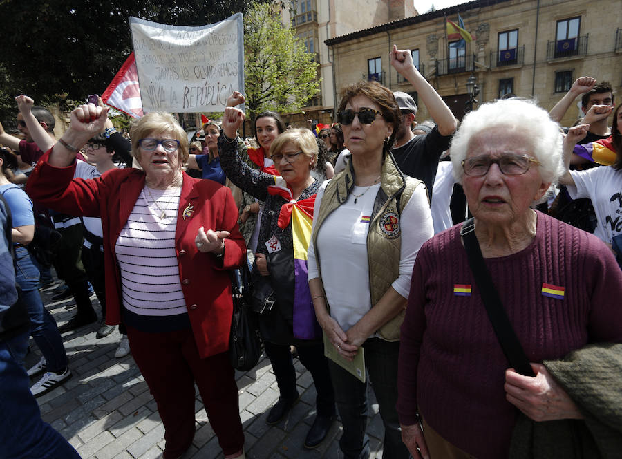 El acto, convocado por la Plataforma Asturias por la República, se ha celebrado este domingo el centro la capital asturiana. Los participantes han reclamado el fin del sistema monárquico y una tercera república en el país. La movilización, que comenzó a las 13.30 horas desde la estación de Renfe, justo enfrente de la céntrica calle Uría, ha coincidido con otras que se están produciendo el mismo día en otras ciudades españolas con el mismo propósito.