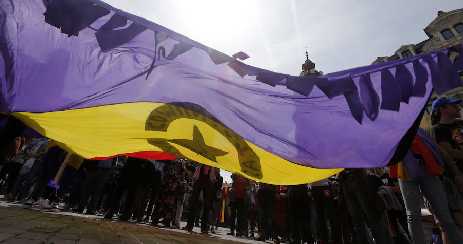 El acto, convocado por la Plataforma Asturias por la República, se ha celebrado este domingo el centro la capital asturiana. Los participantes han reclamado el fin del sistema monárquico y una tercera república en el país. La movilización, que comenzó a las 13.30 horas desde la estación de Renfe, justo enfrente de la céntrica calle Uría, ha coincidido con otras que se están produciendo el mismo día en otras ciudades españolas con el mismo propósito.