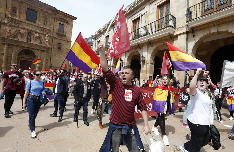 El acto, convocado por la Plataforma Asturias por la República, se ha celebrado este domingo el centro la capital asturiana. Los participantes han reclamado el fin del sistema monárquico y una tercera república en el país. La movilización, que comenzó a las 13.30 horas desde la estación de Renfe, justo enfrente de la céntrica calle Uría, ha coincidido con otras que se están produciendo el mismo día en otras ciudades españolas con el mismo propósito.