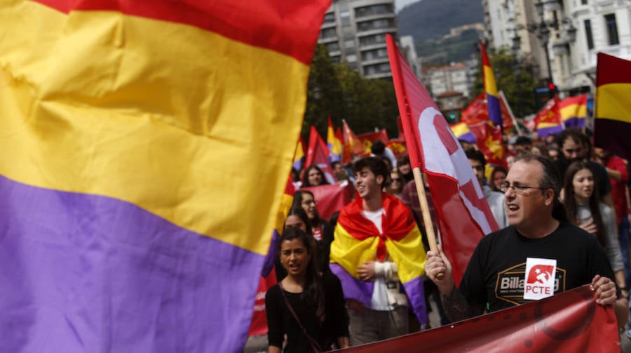 El acto, convocado por la Plataforma Asturias por la República, se ha celebrado este domingo el centro la capital asturiana. Los participantes han reclamado el fin del sistema monárquico y una tercera república en el país. La movilización, que comenzó a las 13.30 horas desde la estación de Renfe, justo enfrente de la céntrica calle Uría, ha coincidido con otras que se están produciendo el mismo día en otras ciudades españolas con el mismo propósito.