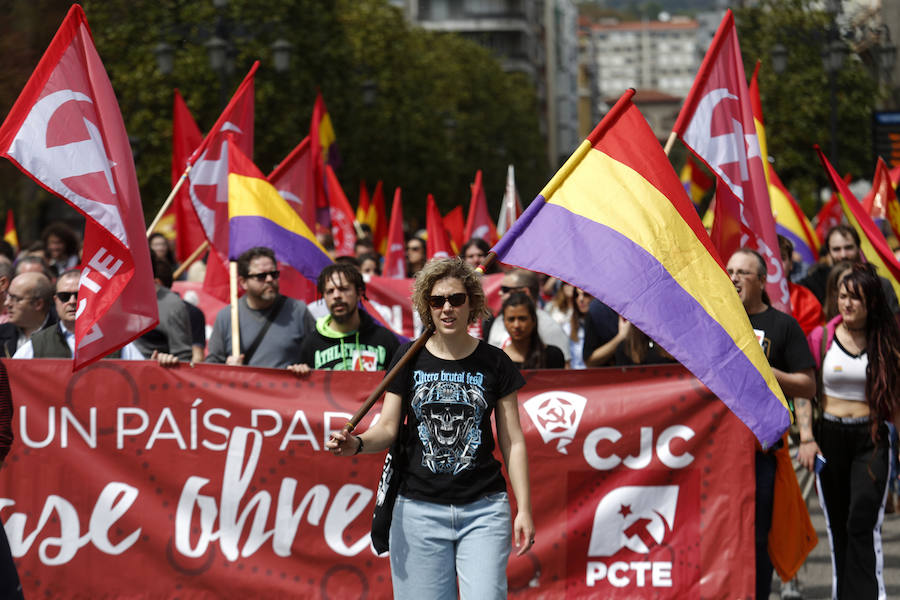 El acto, convocado por la Plataforma Asturias por la República, se ha celebrado este domingo el centro la capital asturiana. Los participantes han reclamado el fin del sistema monárquico y una tercera república en el país. La movilización, que comenzó a las 13.30 horas desde la estación de Renfe, justo enfrente de la céntrica calle Uría, ha coincidido con otras que se están produciendo el mismo día en otras ciudades españolas con el mismo propósito.