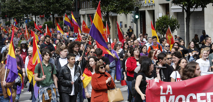 El acto, convocado por la Plataforma Asturias por la República, se ha celebrado este domingo el centro la capital asturiana. Los participantes han reclamado el fin del sistema monárquico y una tercera república en el país. La movilización, que comenzó a las 13.30 horas desde la estación de Renfe, justo enfrente de la céntrica calle Uría, ha coincidido con otras que se están produciendo el mismo día en otras ciudades españolas con el mismo propósito.