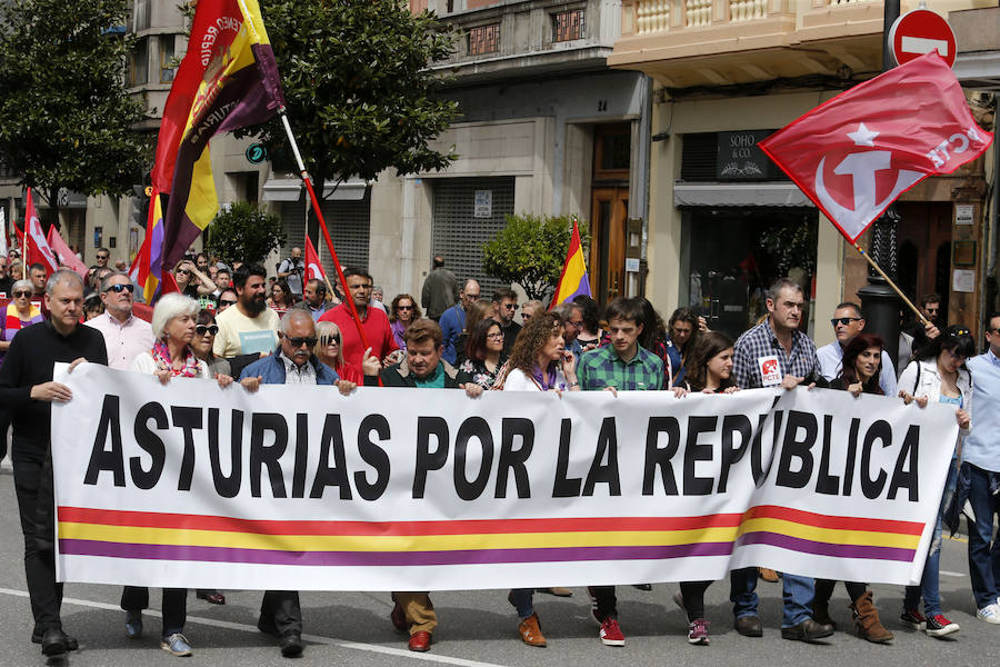 El acto, convocado por la Plataforma Asturias por la República, se ha celebrado este domingo el centro la capital asturiana. Los participantes han reclamado el fin del sistema monárquico y una tercera república en el país. La movilización, que comenzó a las 13.30 horas desde la estación de Renfe, justo enfrente de la céntrica calle Uría, ha coincidido con otras que se están produciendo el mismo día en otras ciudades españolas con el mismo propósito.