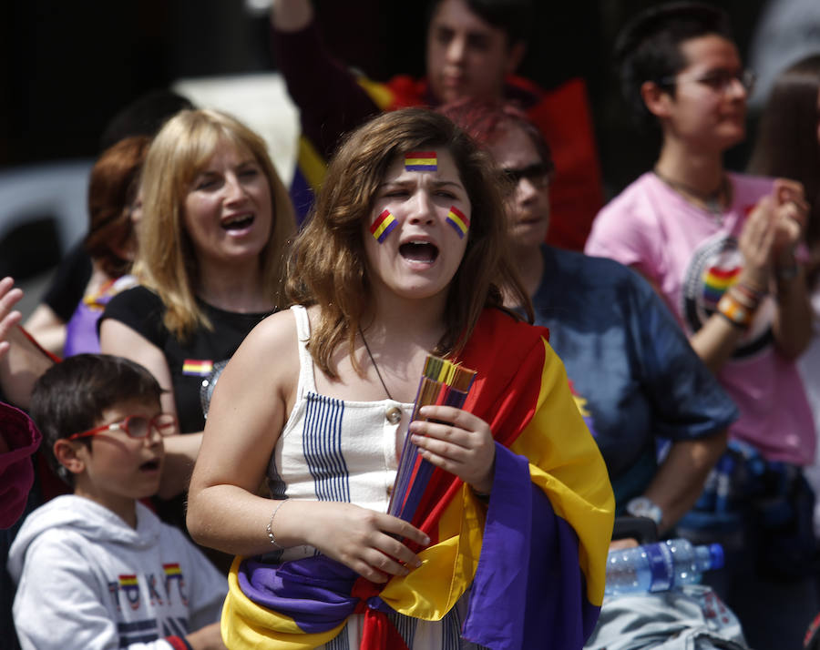 El acto, convocado por la Plataforma Asturias por la República, se ha celebrado este domingo el centro la capital asturiana. Los participantes han reclamado el fin del sistema monárquico y una tercera república en el país. La movilización, que comenzó a las 13.30 horas desde la estación de Renfe, justo enfrente de la céntrica calle Uría, ha coincidido con otras que se están produciendo el mismo día en otras ciudades españolas con el mismo propósito.