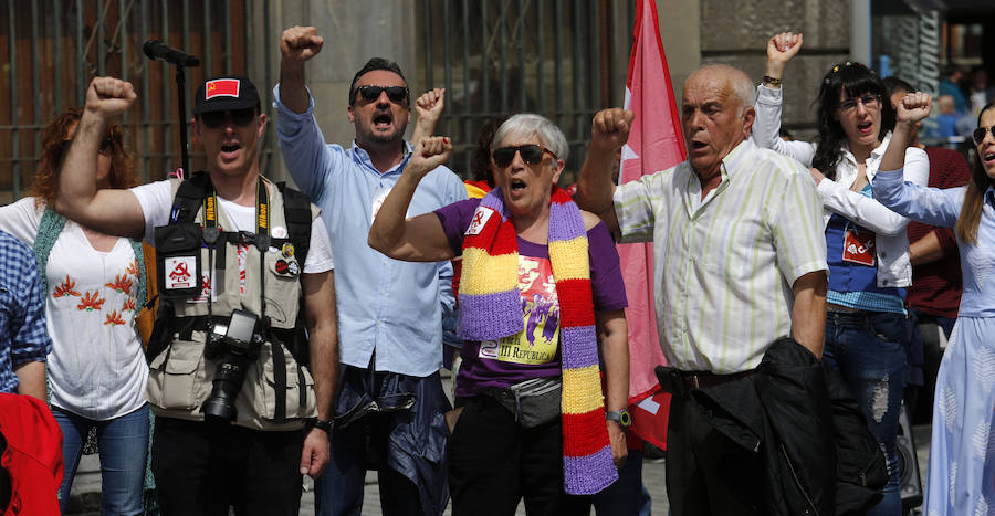 El acto, convocado por la Plataforma Asturias por la República, se ha celebrado este domingo el centro la capital asturiana. Los participantes han reclamado el fin del sistema monárquico y una tercera república en el país. La movilización, que comenzó a las 13.30 horas desde la estación de Renfe, justo enfrente de la céntrica calle Uría, ha coincidido con otras que se están produciendo el mismo día en otras ciudades españolas con el mismo propósito.