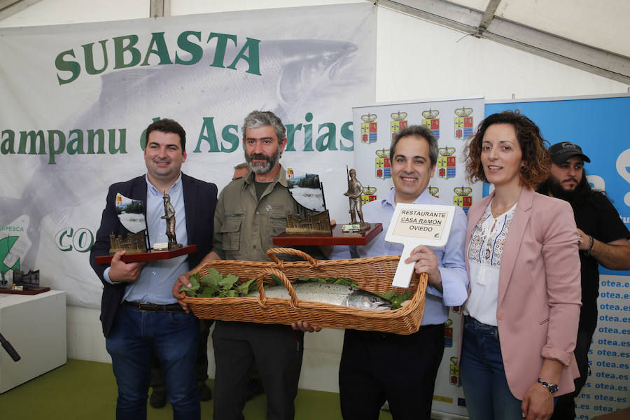 El primer salmón de la temporada fue capturado por el ovetense Fernando López Castro y la subasta se ha celebrado en Cornellana. 