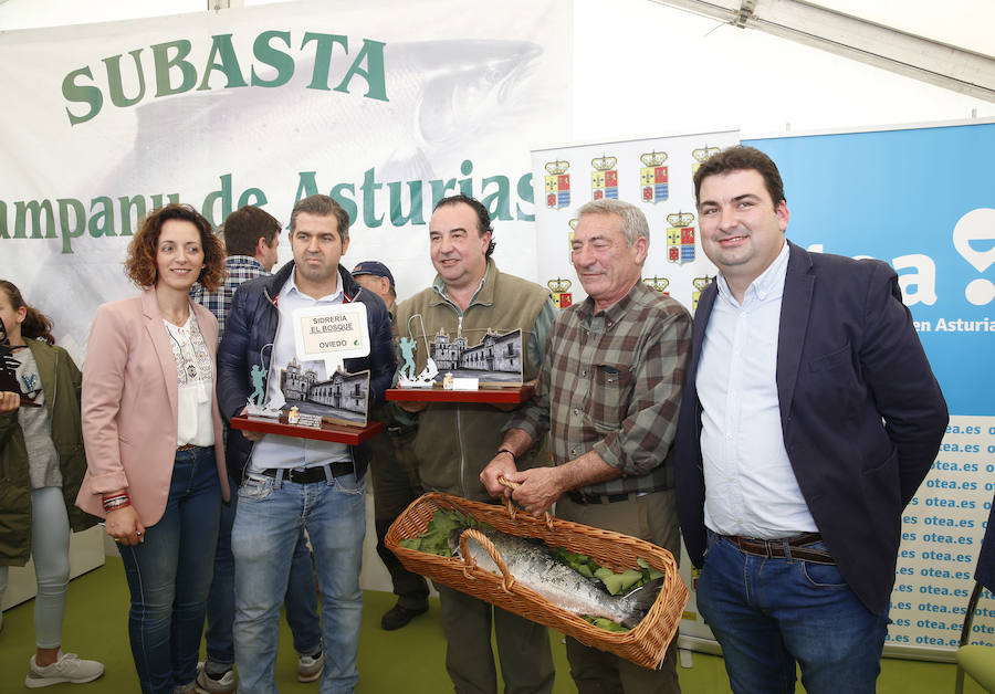 El primer salmón de la temporada fue capturado por el ovetense Fernando López Castro y la subasta se ha celebrado en Cornellana. 