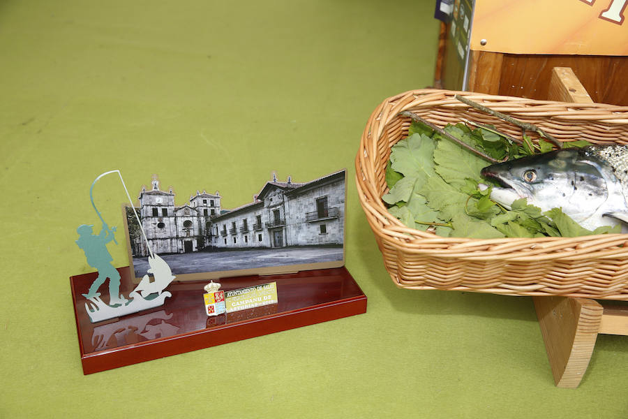 El primer salmón de la temporada fue capturado por el ovetense Fernando López Castro y la subasta se ha celebrado en Cornellana. 