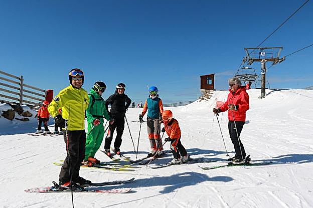 Pajares. Los usuarios disfrutan de la nieve y el sol en las pistas. 