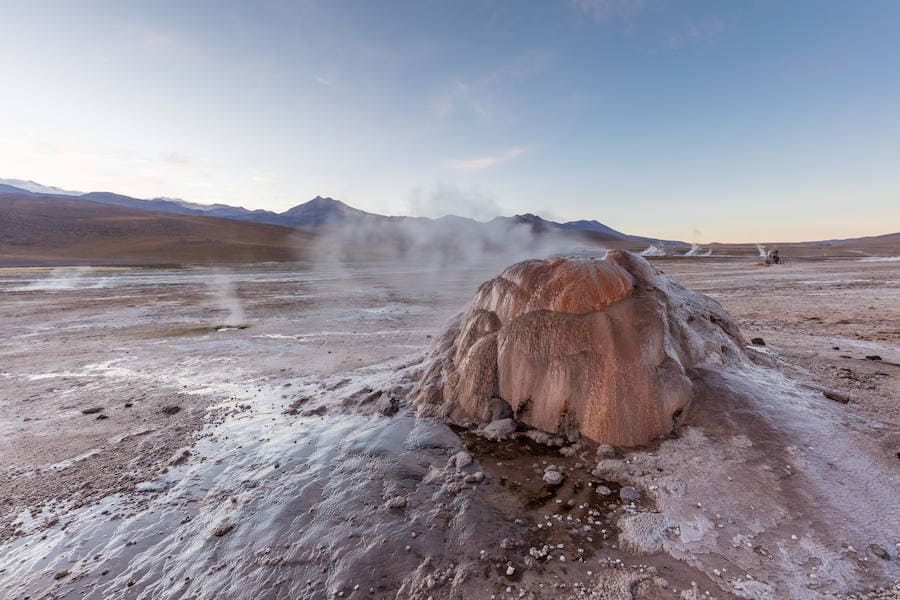 Burbujas en géiseres (Tatio, Chile) | Estas formaciones son una especie de burbujas de agua gigantes que alcanzan una potencia considerable cuando estallan. El fenómeno, en el que el agua puede alcanzar bastantes metros de altura, se produce en varios lugares del planeta, como Chile, Rusia, Islandia o Nueva Zelanda. Se producen por filtraciones de agua entre las grietas de las rocas y cuando entra en contacto con estas por el calentamiento del magma comienza a hervir y aumenta la presión del sistema hasta que explota.