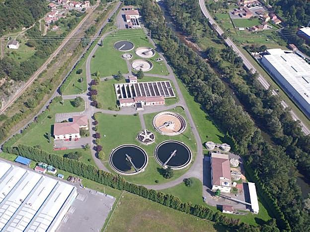 Vista aérea de la estación depuradora de aguas residuales que Cadasa tiene en la localidad de Baíña. 