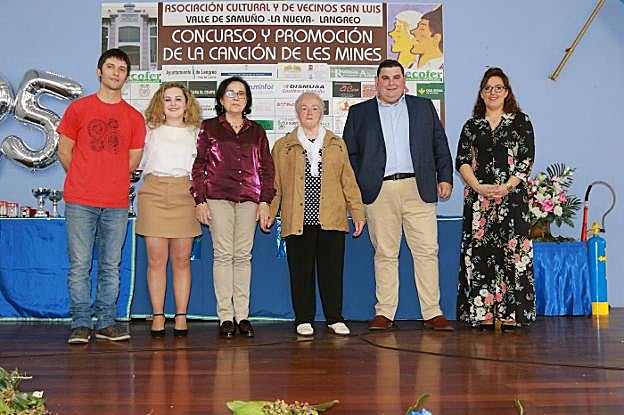 Los ganadores posan en familia. Por la izquierda, Carlos Velasco y Alicia Villanueva (Canción dialogada), María del Carmen Fernández, (Canción minera en aficionados), Dorinda García (Aficionados) y Álvaro Fernández Conde y Liliana Castañón (Absoluta). 