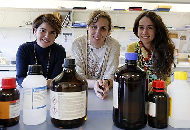Tania Fernández Navarro, con la directora de su tesis, Sonia González Solares y María Gómez, compañera de laboratorio. 