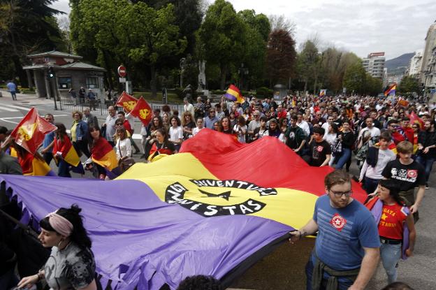 Cientos de personas cruzaron el centro de Oviedo con la manifestación a favor de la República. 
