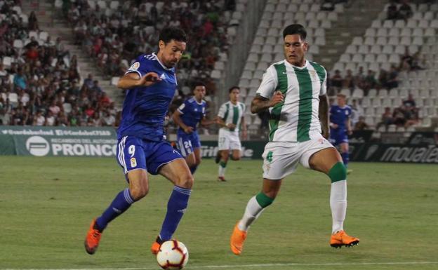 Toché en una jugada del partido de ida Córdoba - Real Oviedo