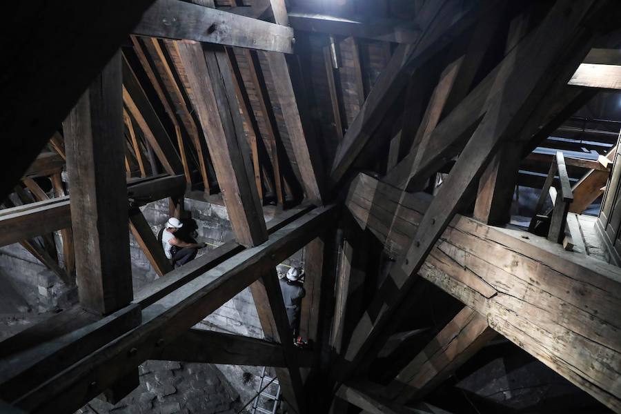 El fuego registrado en el interior de la catedral ha dejado una gran columna de humo que se ve desde diferentes puntos de la ciudad.